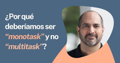 Por Jacques Giraud En los últimos años, hemos sido testigos de una creciente ocupación en nuestras vidas. La tecnología ha permeado todos los aspectos de nuestra existencia, con teléfonos inteligentes omnipresentes y una constante presión social y económica para lograr más en menos tiempo. Este "síndrome del hacer por sobre el ser" nos ha llevado a una cultura de la multitarea como norma; incluso, por la ignorancia, muchos empresarios honran como un atributo el “multitask” de sus colaboradores. He intentado contrarrestar este ajetreo adoptando prácticas de nuevos hábitos y herramientas de productividad en la meditación y la atención plena. Sin embargo, la dificultad de encontrar tiempo para estas actividades, en un mundo lleno de compromisos y distracciones, me ha llevado a cuestionar si existe una forma más efectiva de vivir una vida equilibrada, enfocada en el monotask o monotarea. Al reflexionar sobre mis momentos más exitosos y felices, me he dado cuenta de que surgen cuando me dedico completamente a una sola tarea. En lugar de intentar hacerlo todo a la vez, centrarnos en una sola actividad con atención plena ha demostrado ser el camino hacia una mayor productividad y satisfacción personal. Dejar atrás el hábito de la multitarea puede ser un desafío. Adicionalmente, disponer de la valentía y alineamiento interno para enfrentar estos principales vicios: - Constante revisión de dispositivos: La necesidad de revisar constantemente el teléfono, las redes sociales y el correo electrónico puede indicar un hábito arraigado de multitarea. Estar siempre conectado puede dificultar la concentración en una sola tarea. - Saltar de una tarea a otra: La incapacidad de enfocarse en una sola tarea puede indicar una mentalidad de multitarea, dificultar la finalización efectiva y reducir la calidad del trabajo realizado. - Distracciones constantes: Las notificaciones de dispositivos electrónicos o interrupciones en el entorno de trabajo, pueden dificultar la concentración. Esto puede llevar a una menor productividad y calidad del trabajo. Adoptar una mentalidad de monotarea implica reconocer que nuestro tiempo y atención son recursos limitados, que deben asignarse cuidadosamente. Significa priorizar la calidad sobre la cantidad y aprender a enfocarse en una tarea a la vez para lograr resultados óptimos. Los beneficios de practicar la monotarea son numerosos. Al enfocarnos en una tarea a la vez, podemos mejorar nuestra concentración, reducir el estrés y aumentar nuestra productividad. - Eliminar las distracciones: Esto puede implicar apagar notificaciones de dispositivos electrónicos, establecer horarios específicos para revisar correos electrónicos y redes sociales, y crear un entorno de trabajo tranquilo y libre. - Establecer prioridades: Puede ayudarnos a enfocar nuestra atención en lo que realmente importa. Al establecer metas claras y específicas, podemos evitar la tentación de realizar múltiples tareas. Utilizo la matriz Eisenhower para identificar el mejor lugar para priorizar y ejecutar mis tareas. - Practicar la atención plena: Tomarse el tiempo para respirar profundamente, observar nuestros pensamientos y emociones sin juzgarlos y practicar la gratitud, puede ayudarnos a cultivar una mayor conciencia y enfoque en nuestras actividades diarias. Entonces, ¿estás dispuesto a desafiar la cultura de la multitarea y abrazar la monotarea? ¿O seguirás luchando en el caos de la distracción constante? Noticia Notistarz